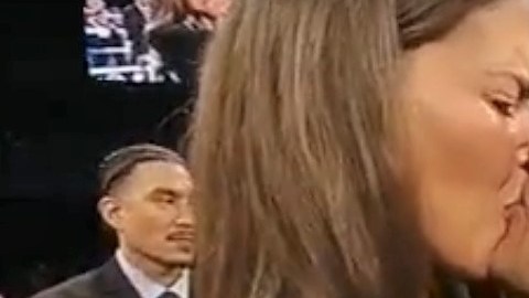 El boxeador italiano Carmine Tomassone y su novia luego de comprometerse en matrimonio.
