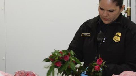 Las rosas y los ramos de flores mixtas es lo que más llega durante esta temporada. / foto: cbp.