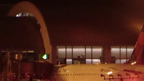 El equipo de emergencia del aeropuerto John Wayne respondió ante el incidente a las 11:20 p.m.