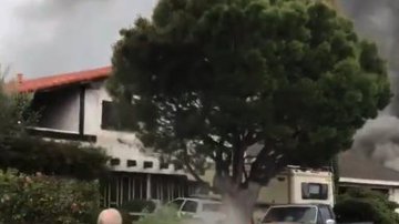 Dos casas se prendieron en fuego tras el accidente, de acuerdo con OCFA. (@KTLA)