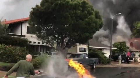 Dos casas se prendieron en fuego tras el accidente, de acuerdo con OCFA. (@KTLA)