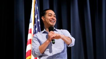 03/04/19 /LOS ANGELES/ Democratic presidential candidate Julian Castro visits with Bell Garderns High School students and school officials, during his visit to California.  (Aurelia Ventura/La Opinion)