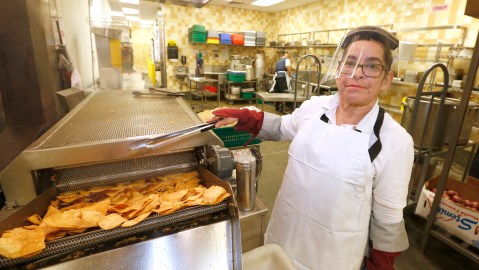 03/07/19 /LOS ANGELES/ Northgate Gonzalez Market employee Beatriz Zavaleta (Aurelia Ventura/La Opinion)