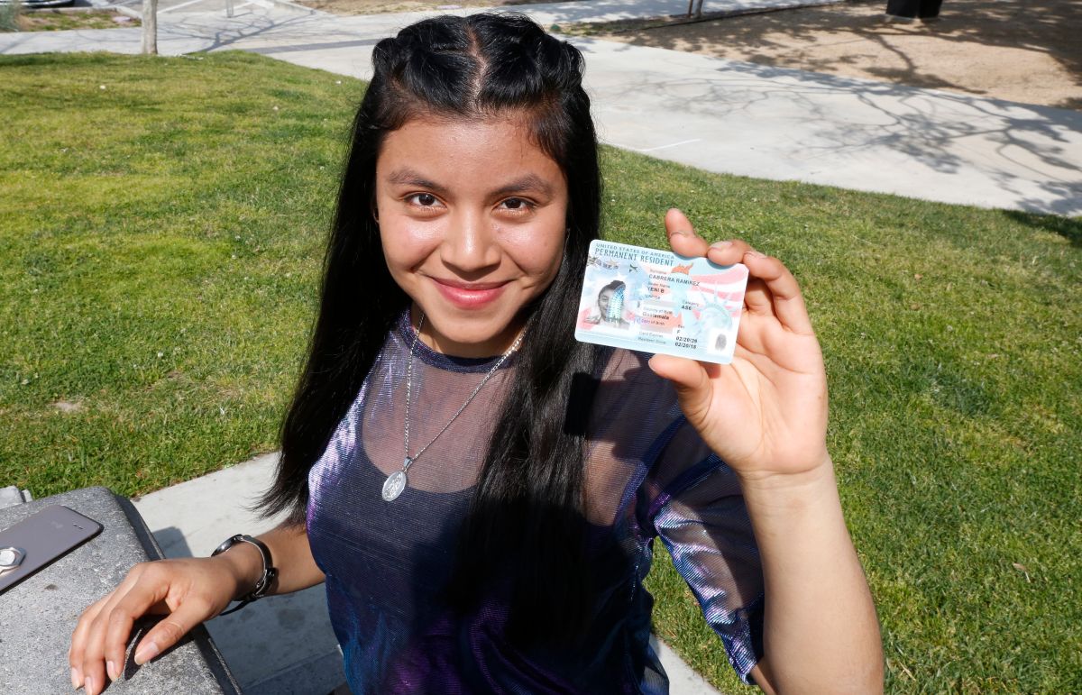 03/19/19 /LOS ANGELES/Guatemalan unaccompanied minor Yeni Cabrera, 20, celebrates her new immigration status, as a new permanent resident.   (Aurelia Ventura/La Opinion)