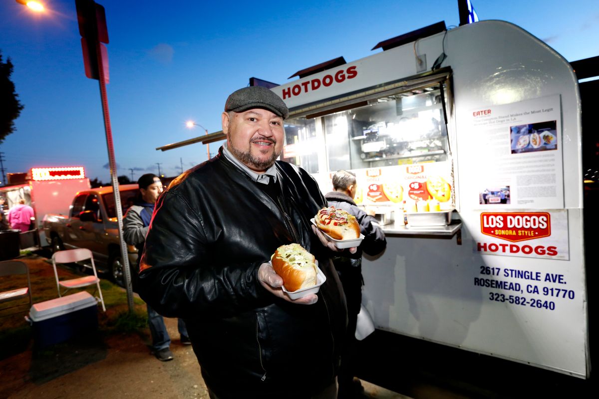  Alejandro Zamorano muestra con orgullo los deliciosos hot dogs preparados en su negocio. / fotos: Aurelia Ventura. 