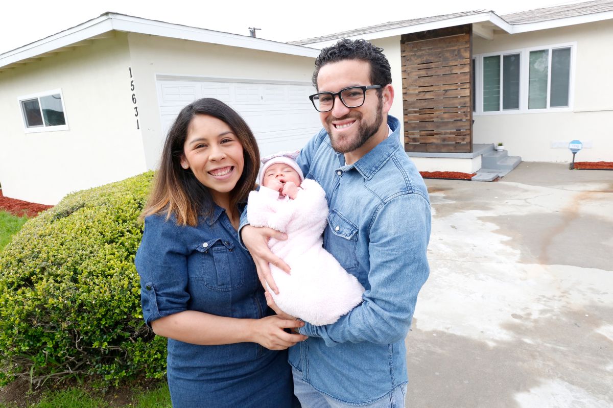03/21/19 /LOS ANGELES/First time homeowners Fermin Vasquez with wife Andrea Bobadilla and newborn daughter Sofia Michelle Vasquez. (Aurelia Ventura/La Opinion)