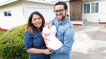 03/21/19 /LOS ANGELES/First time homeowners Fermin Vasquez with wife Andrea Bobadilla and newborn daughter Sofia Michelle Vasquez. (Aurelia Ventura/La Opinion)