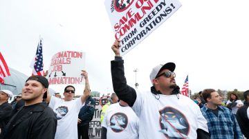 03/21/19 /LOS ANGELES/ Hundreds of longshore workers rally to oppose the Port of Los Angeles for trying to replace well paid union workers with robots and other machinery. (Aurelia Ventura/La Opinion)