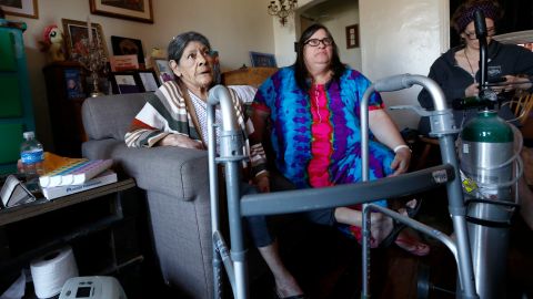 Anna Crosby (i) junto a su hija Joanna se encuentran por el momento en casa de una vecina. / fotos: Aurelia Ventura.