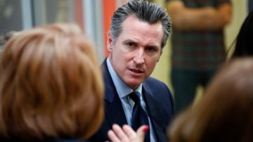 03/28/19 /LOS ANGELES/Gov. Gavin Newsom, joined by Assemblywoman Wendy Carrillo, Senator Maria Elena Durazo and immigrant leaders, participate in a roundtable discussion, at Clinica Monsenor Oscar Romero, on the root causes of migration from Central America and California's efforts to provide assistance to asylum seekers.