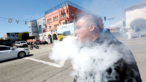 Foto de archivo de un fumador de cigarrillos electrónicos. (Aurelia Ventura/La Opinion)