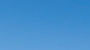 03/28/19 /LOS ANGELES/Vapers Darian and Kayle (did not want to give his last names), discuss the new ban on smokers, during his visit to the Venice Beach Boardwalk. The Board of Supervisors expands an existing ban on using tobacco products at beaches, parks and government buildings to include electronic cigarettes and pot. (Aurelia Ventura/La Opinion)