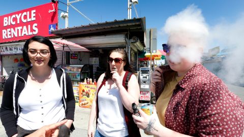 03/28/19 /LOS ANGELES/Vapers Darian and Kayle (did not want to give his last names), discuss the new ban on smokers, during his visit to the Venice Beach Boardwalk. The Board of Supervisors expands an existing ban on using tobacco products at beaches, parks and government buildings to include electronic cigarettes and pot. (Aurelia Ventura/La Opinion)