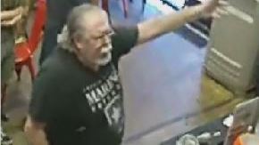 El dueño del restaurante indica que el cliente también amenazó con llamar a la Migra. / foto: captura de pantalla.