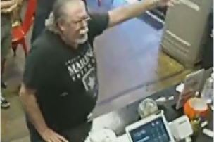 El dueño del restaurante indica que el cliente también amenazó con llamar a la Migra. / foto: captura de pantalla.