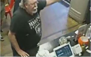 El dueño del restaurante indica que el cliente también amenazó con llamar a la Migra. / foto: captura de pantalla.