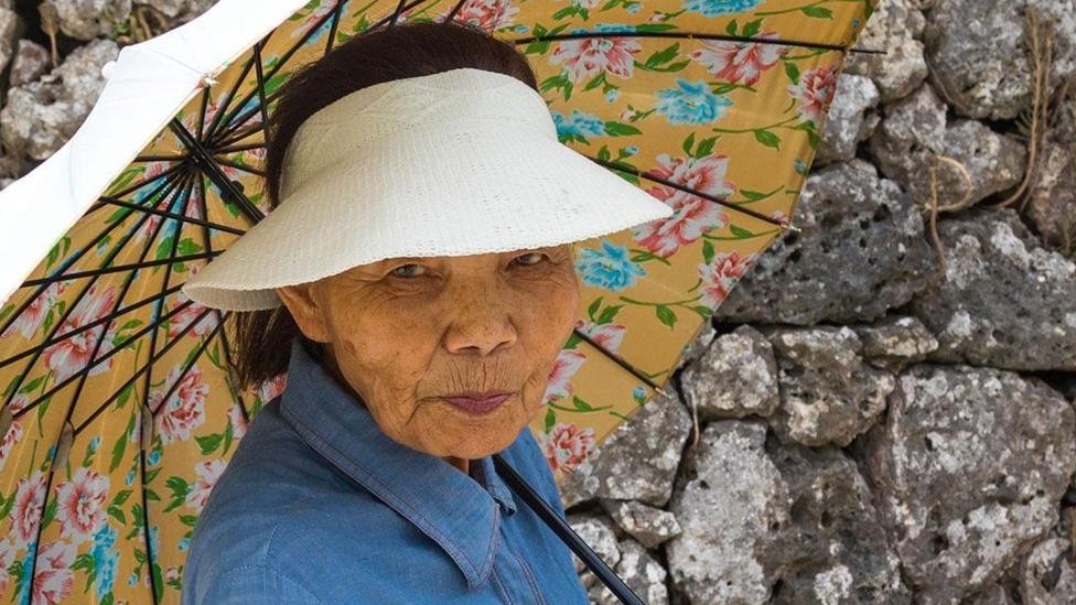 La gente de Okinawa, en el sur de Japón, se mantiene activa en general hasta pasados los 90 años.