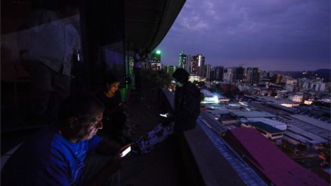 Caracas está a oscuras tras un apagón.