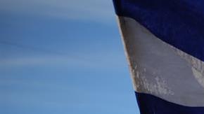 Miembros de una de las caravanas migrantes. En primer plano, portan la bandera de Honduras.