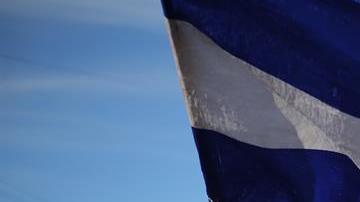 Miembros de una de las caravanas migrantes. En primer plano, portan la bandera de Honduras.