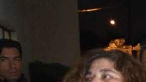 Margarita Ruiz no pudo controlar su emoción una vez vio a su hija Lilia y nieta Montserrat. (Jorge Macías / La Opinión)