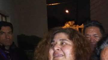 Margarita Ruiz no pudo controlar su emoción una vez vio a su hija Lilia y nieta Montserrat. (Jorge Macías / La Opinión)