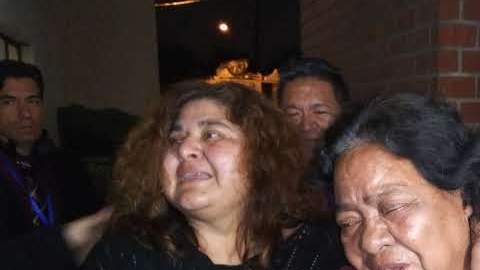 Margarita Ruiz no pudo controlar su emoción una vez vio a su hija Lilia y nieta Montserrat. (Jorge Macías / La Opinión)
