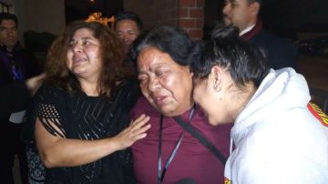 Margarita Ruiz no pudo controlar su emoción una vez vio a su hija Lilia y nieta Montserrat. (Jorge Macías / La Opinión)