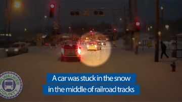 La nieve atrapó a un automóvil en las vías del tren.