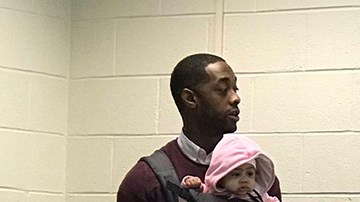 El maestro se ha hecho popular en las redes sociales por sujetar al bebé de sus alumno para dar la clase.