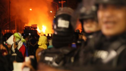 La policía de Colombia en el puente donde incendiaron la ayuda en la frontera entre Cúcuta y Venezuela.