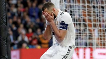 Karim Benzema se lamenta, tras la eliminación del Real Madrid de la Champions League