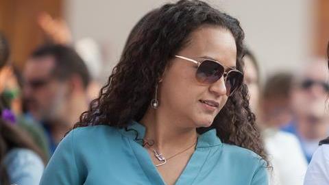 Fotografía de archivo fechada el 5 de marzo de 2016, que muestra a las hijas del fallecido presidente de Venezuela Hugo Chávez, Rosa Virginia Chávez (i) y María Gabriela Chávez (d),