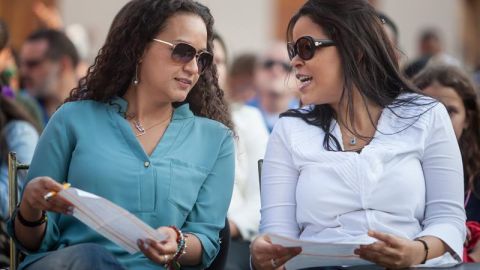 Fotografía de archivo fechada el 5 de marzo de 2016, que muestra a las hijas del fallecido presidente de Venezuela Hugo Chávez, Rosa Virginia Chávez (i) y María Gabriela Chávez (d),