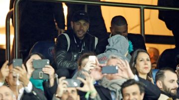 El jugador del Paris Saint Germain Neymar Jr. observa desde un palco la derrota de su equipo en Champions.