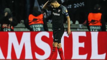 La decepción del jugador del Sevilla Jesus Navas al quedar eliminados de la Liga Europa.