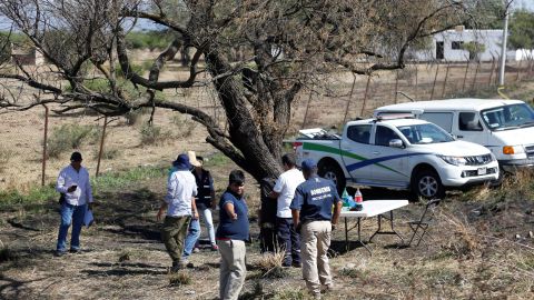 Las autoridades recibieron una llamada anónima sobre la ubicación de posibles restos humanos dentro de un canal.