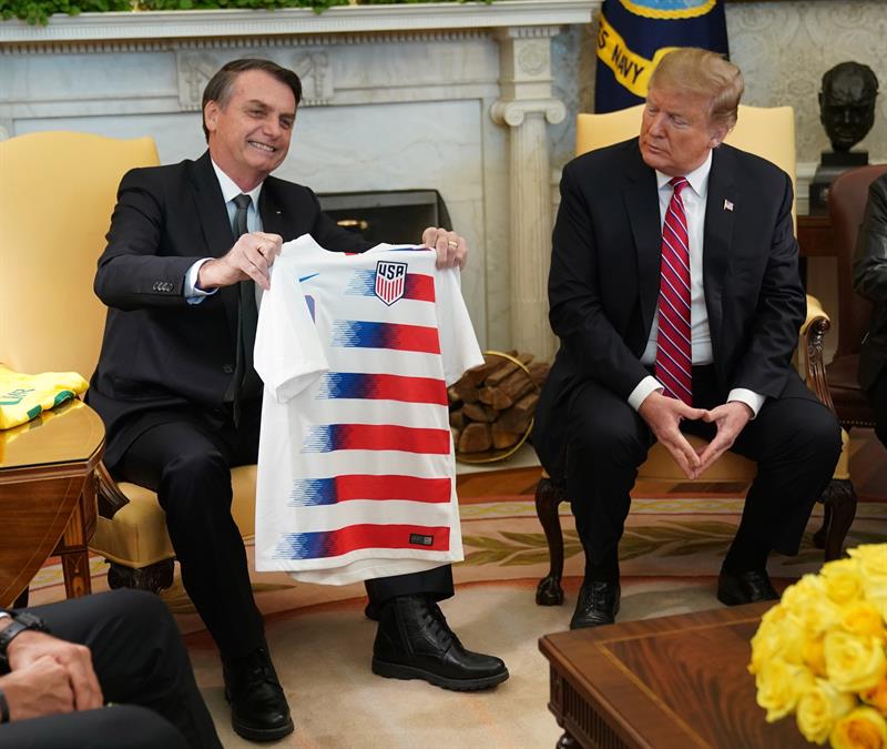 Donald Trump le obsequió a Jair Bolsonaro un jersey de la selección de Estados Unidos