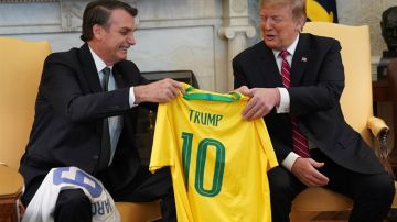 Jair Bolsonaro le obsequió a Donald Trump una playera de la selección de Brasil con el "10" que usaba Pelé