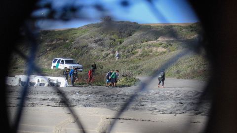 La Patrulla Fronteriza está arrestando en el sector El Paso aproximadamente 600 inmigrantes al día.