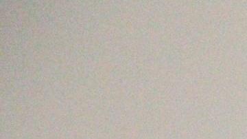 Un visitante fotografía cerca de la obra de arte 'The Door (Oficina de Admisiones)' de David Hammons, parte de la exposición 'Alma de una nación: El arte en la era del poder negro 1963-1983'. (EFE/ Eugene García)