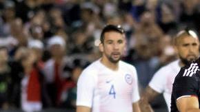 Raúl Jiménez anotó de penal uno de los tres goles del triunfo de México sobre Chile