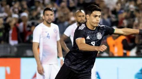 Raúl Jiménez anotó de penal uno de los tres goles del triunfo de México sobre Chile
