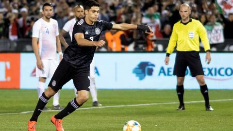 Raúl Jiménez anotó de penal uno de los tres goles del triunfo de México sobre Chile