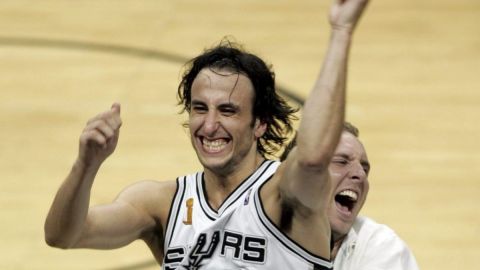 El jugador argentino de San Antonio Spurs Manu Ginobili celebrando al ganar la final de la NBA frente a Detroit Pistons en 2005.