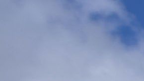 El artista canadiense Cosimo Cavallaro (d) levanta un muro de queso junto a su amigo el artista Carlo Arcesi (i)  a pocos pasos de la barda que separa Estados Unidos y México en Tecate, California. EFE/David Maung