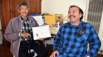 Israel De la Cruz Meléndez (i) sonríe junto a su amigo Pedro Monzón. EFE/ Iván Mejía