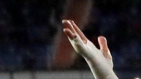 El delantero del Real Madrid Karim Benzemá celebra el triunfo ante el Huesca.