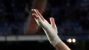El delantero del Real Madrid Karim Benzemá celebra el triunfo ante el Huesca.