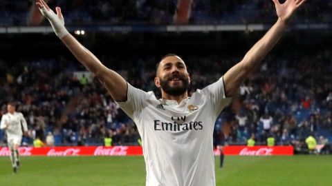 El delantero del Real Madrid Karim Benzemá celebra el triunfo ante el Huesca.